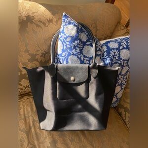 Longchamp Le Pliage Neo Medium Black on Black Tote | Nylon + Leather | Excellent